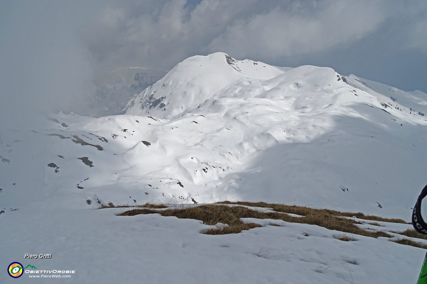 49 Il Monte Golla a sx con il suo 'Matto' a dx.JPG -                                